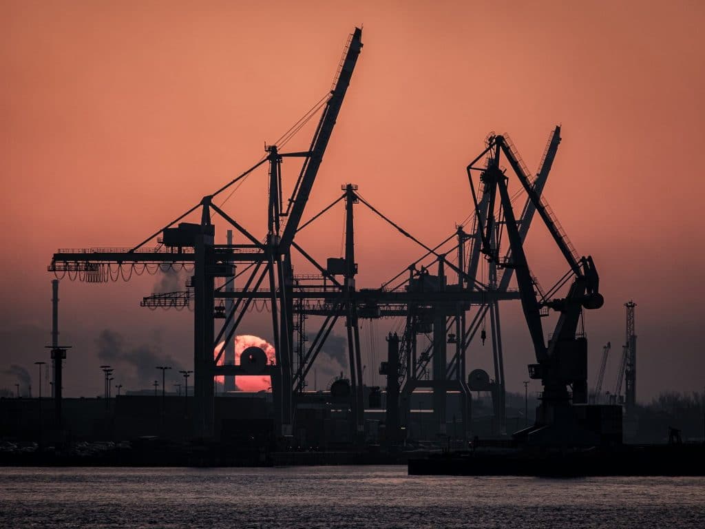 Sonnenaufgang im Hamburger  Hafen