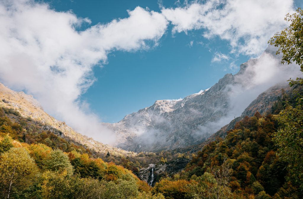 Der Kessel der Alpe la Balma. Passenderweise unterstreichen die Wolken die Kesselbildung, mit Fokus auf den Wasserfall  (Leica SL2-S mit Vario Elmarit 24-70 F2.8)