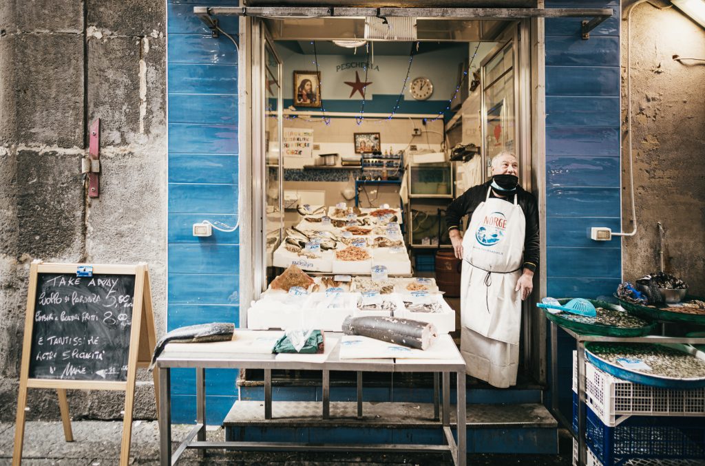 Stolzer Fischhändler im Quartieri Spagnoli in Neapel. Leica M10R mit Leica Summilux 21mm F1.4