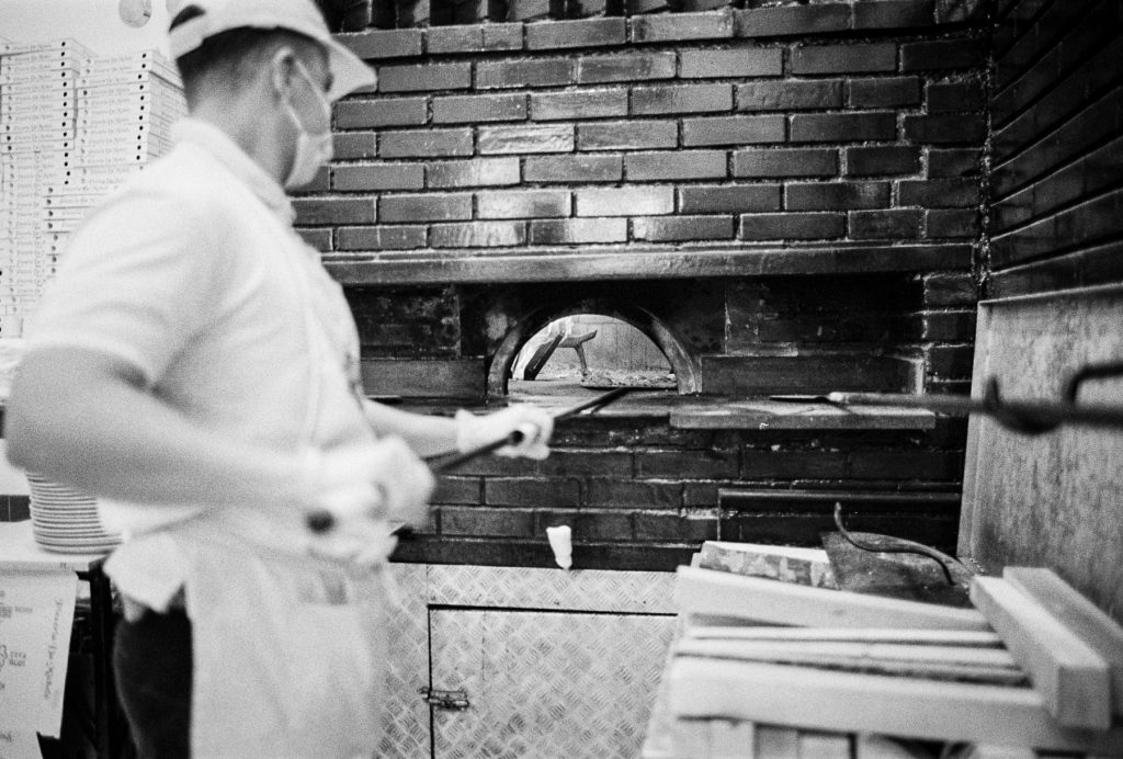 Am Pizzaofen der L'Antica Pizzeria da Michele in Neapel. Minolta CLE und Leica Summilux 28mm F1.4 auf Ilford Delta 400