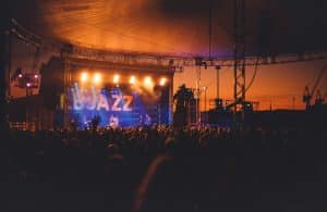 Elbjazz Hamburg mit Minolta CLE und Voigtländer Nokton 50mm F1.2 auf Silbersalz35 250D