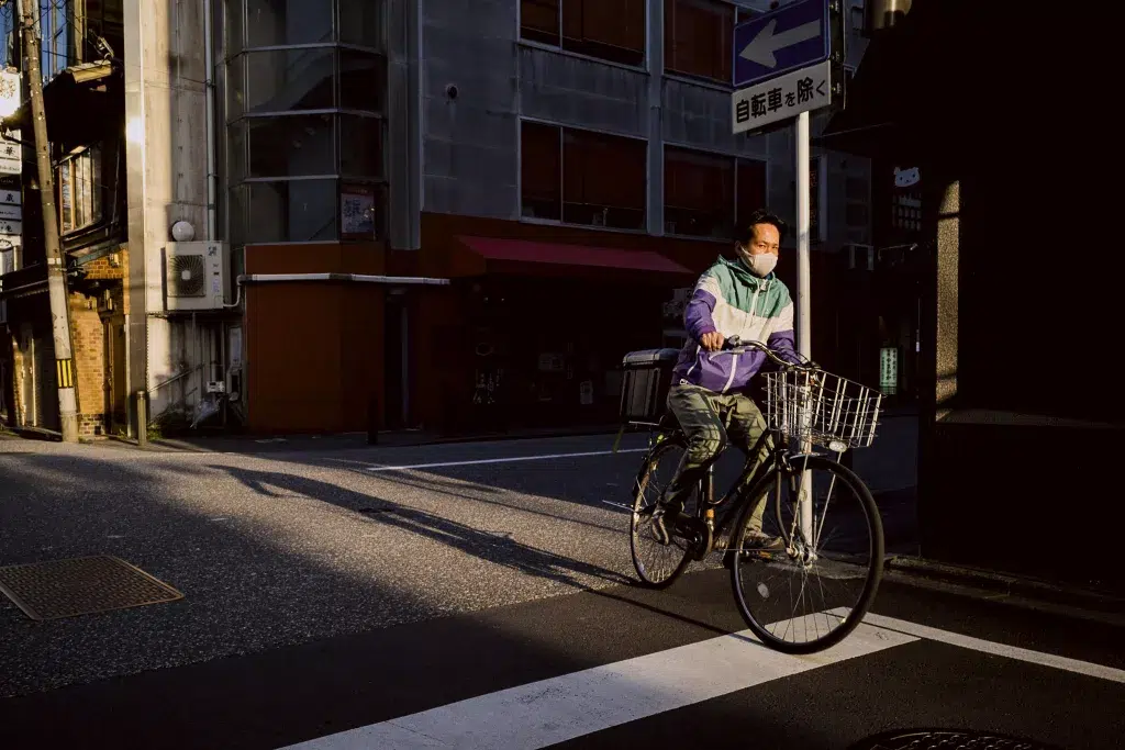 Street Photography nach "deutscher Art": Menschen in Lichttaschen (Achtung, Ironiemodus an!). Hier in Kyoto an einer der Lieblingskreuzungen von Jonathan.