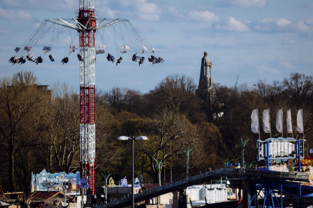 Hamburger Dom: Leica M EV1 mit Steinheil Tele-Quinar 200mm f-4.5-6